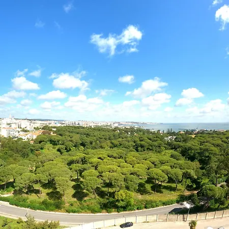Almada, Renovated T1 1 Apartment, Laranjeiro Apartmán *